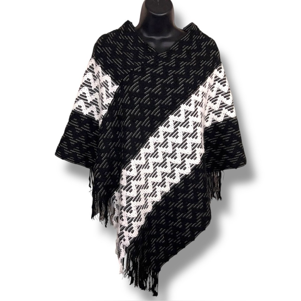 One Size Poncho Black White Zig Zag Print Knit Fringe Accents Womens White Mark